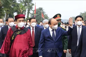 Chủ tịch nước Nguyễn Xuân Phúc chào người dân về dự Lễ dâng hương tưởng niệm các Vua Hùng năm 2022. Ảnh: TTXVN