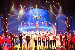 VĐV của thể thao Hà Nội tham dự đêm gala chào mừng SEA Games 31. Ảnh: HNTV