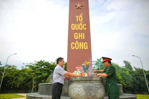 Dâng hương tưởng niệm các liệt sĩ hy sinh tại cầu Rạch Chiếc. Ảnh: DŨNG PHƯƠNG