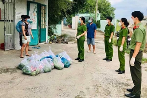 Hỗ trợ người dân nghèo tại vùng dịch ở huyện Vĩnh Hưng, Long An