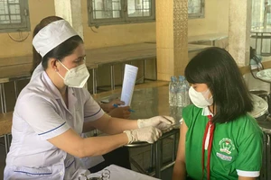 Tiêm vaccine Covid-19 cho học sinh tiểu học ở huyện Bến Lức, Long An