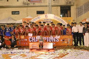 Ban tổ chức chúc mừng đội vô địch