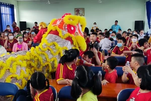 Tặng học bổng cho trẻ khuyết tật khó khăn tại Bình Chánh