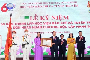 Thay mặt lãnh đạo Đảng và Nhà nước, Phó Chủ tịch nước Võ Thị Ánh Xuân trao tặng Huân chương Độc lập hạng Ba cho Học viện Báo chí và Tuyên truyền. Ảnh: VGP