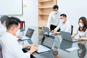 Cán bộ kỹ thuật Trường ĐH Công nghệ TPHCM trực xử lý dữ liệu để tiến hành lọc ảo, xét tuyển ngày 10-9