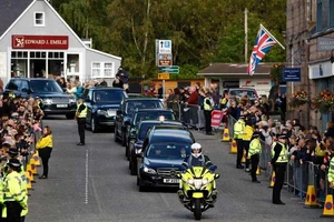 Linh cữu Nữ hoàng Elizabeth II đến Edinburgh