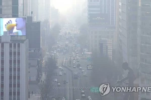 Bụi mịn bao phủ Seoul trong tháng 2-2022. Ảnh: YONHAP