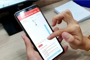 Người tiêu dùng mua sắm qua app Saigon Co.op