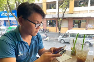 Với app eTax Mobile, người dân có thể khai báo, nộp thuế mọi lúc mọi nơi. Ảnh: HOÀNG HÙNG