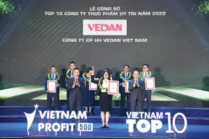 Bà Hà Hòa Bình - Đại diện Công ty Vedan Việt Nam nhận chứng nhận “Tốp 10 công ty thực phẩm uy tín năm 2022”