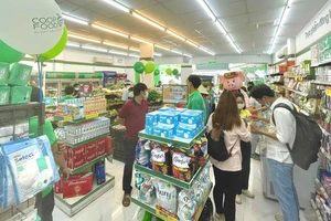 Khách hàng mua sắm tại Co.op Food Lê Văn Thọ 561