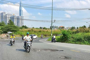 Hố sâu nguy hiểm trên đường