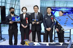 Thủ tướng Nhật Bản Fumio Kishida (giữa) dự lễ trao giải Nippon Startup Award 2022 vào tháng 6 vừa qua