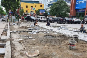 Hà Nội lý giải việc vỉa hè bị xới tung, đá lát nứt vỡ