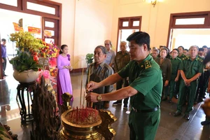 Ông Lê Minh Khoa, Chỉ huy trưởng Lực lượng TNXP TPHCM, cùng nhiều đoàn viên, thanh niên thắp hương tưởng nhớ cố Thủ tướng Võ Văn Kiệt trong chuyến đi về nguồn tại tỉnh Vĩnh Long