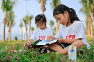 Với trí tưởng tượng phong phú, cuộc sống muôn màu và những ước mơ trẻ thơ đã được thể hiện qua những bức tranh đầy màu sắc