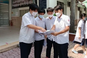 Thí sinh trao đổi sau giờ làm bài môn Ngữ văn tại Kỳ thi tuyển sinh lớp 10 năm học 2022-2023