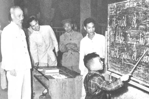 Chủ tịch Hồ Chí Minh thăm lớp học vỡ lòng phố Hàng Than, Hà Nội 1958. Ảnh: TƯ LIỆU