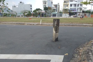 Cột bê tông dưới lòng đường