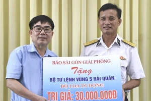  Đại diện Báo Sài Gòn Giải phóng trao quà tặng cán bộ, chiến sĩ Vùng 5 Hải quân. Ảnh: Văn Định