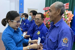 Liên đoàn Lao động quận 1 (TPHCM) trao quà biểu dương đoàn viên nghiệp đoàn xe ôm khó khăn, có thành tích tham gia bảo vệ trật tự an toàn xã hội