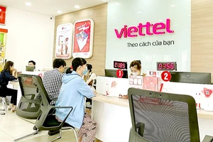 Khách hàng đến chuẩn hóa thông tin thuê bao tại điểm giao dịch của Viettel (quận 1, TPHCM). Ảnh: BÙI TUẤN