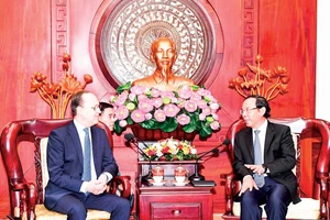 Bí thư Thành ủy TPHCM Nguyễn Văn Nên tiếp Đại sứ Nga Bezdetko Gennady Stepanovich. Ảnh: VIỆT DŨNG