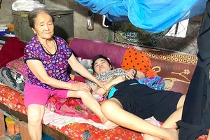 Mẹ già nuôi con gái bại não