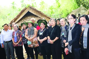 Các cựu tù chính trị trong chuyến hành trình “Theo chân Bác” tại Nghệ An