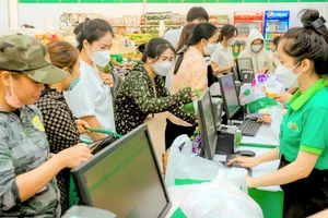 Khách hàng tham quan mua sắm tại Co.op Food