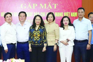 Trưởng Ban Tuyên giáo Trung ương Nguyễn Trọng Nghĩa với lãnh đạo các cơ quan báo chí chính trị chủ lực. Ảnh: TTXVN