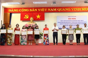 Các đồng chí hoàn thành xuất sắc nhiệm vụ được khen thưởng tại hội nghị