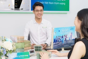 VPBank vừa bán 15% cổ phần cho Ngân hàng SMBC Nhật Bản (ảnh giao dịch tại VPbank). Ảnh: MINH HUY