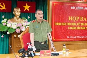 Trung tướng Tô Ân Xô chủ trì buổi họp báo. Ảnh: ĐỖ TRUNG