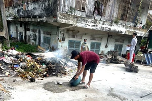 Người dân phường An Lạc, quận Bình Tân (TPHCM) vệ sinh môi trường diệt lăng quăng để phòng chống bệnh truyền nhiễm