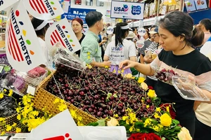 Người tiêu dùng lựa cherry tại siêu thị MM Mega Market An Phú chiều 3-8