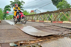 “Chông sắt” gài người qua cầu