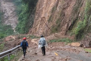 Chỉ một đợt mưa bình thường nhưng QL32 qua Mù Cang Chải (Yên Bái) sạt lở 3 mảng đường, mỗi đoạn khoảng 100m, hồi đầu tháng 8-2023