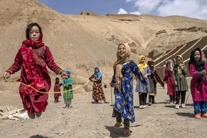 Các bé gái vui chơi tại một trường học ở Bamiyan, Afghanistan. Ảnh: AP