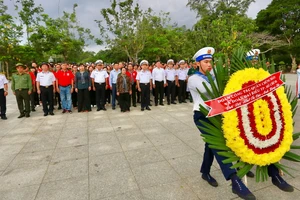 Đoàn dâng hương, dâng hoa và dành phút mặc niệm tưởng nhớ các Anh hùng liệt sĩ tại Nghĩa trang Hàng Dương. Ảnh: CHÍ THẠCH