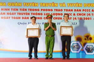 Tuyên dương gương điển hình tiên tiến và ra quân tuyên truyền phòng cháy, chữa cháy