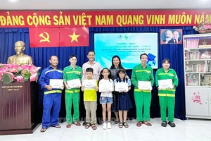 Trao học bổng cho con công nhân thu gom rác