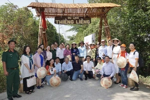 Cổng chào tại ấp đảo Thiềng Liềng, xã Thạnh An, huyện Cần Giờ. Ảnh: HOÀNG HÙNG