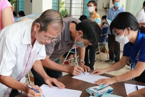 Đoàn viên, người lao động Công ty CP Cấp nước Trung An hướng dẫn người dân cập nhật mã định danh trên VNeID để có định mức nước sinh hoạt theo quy định