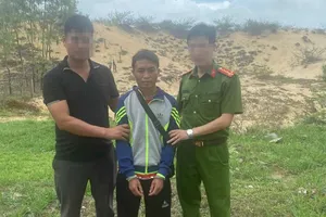 Lực lượng chức năng bắt giữ Nguyễn Văn Quyết. Ảnh: VKSND tỉnh Hà Tĩnh