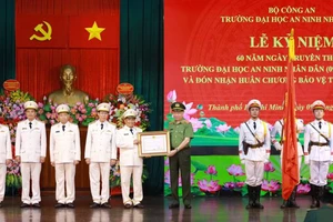 Trường Đại học ANND đón nhận Huân chương Bảo vệ Tổ quốc hạng Nhì. Ảnh. Đại học ANND