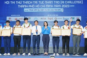 Trao giải cho các thí sinh. Ảnh: thanhuytphcm