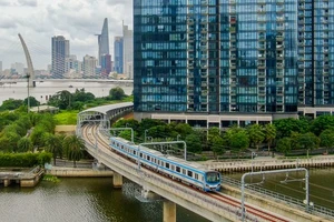 Tàu Metro số 1 chạy thử nghiệm đoạn trên cao qua ga Ba Son (quận 1, TPHCM). Ảnh: HOÀNG HÙNG