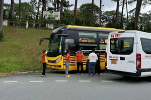 Xe trung chuyển của nhà xe An Anh đón khách trên đường Yersin (TP Đà Lạt, Lâm Đồng). Ảnh: ĐOÀN KIÊN