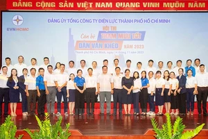 Đại biểu chụp ảnh lưu niệm với các thí sinh tham dự hội thi